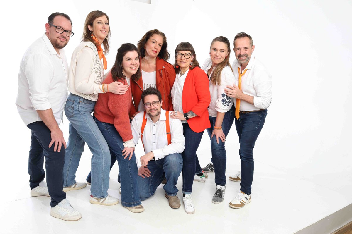 Les Uku'Potes posent en studio, en blanc et orange, tout sourire