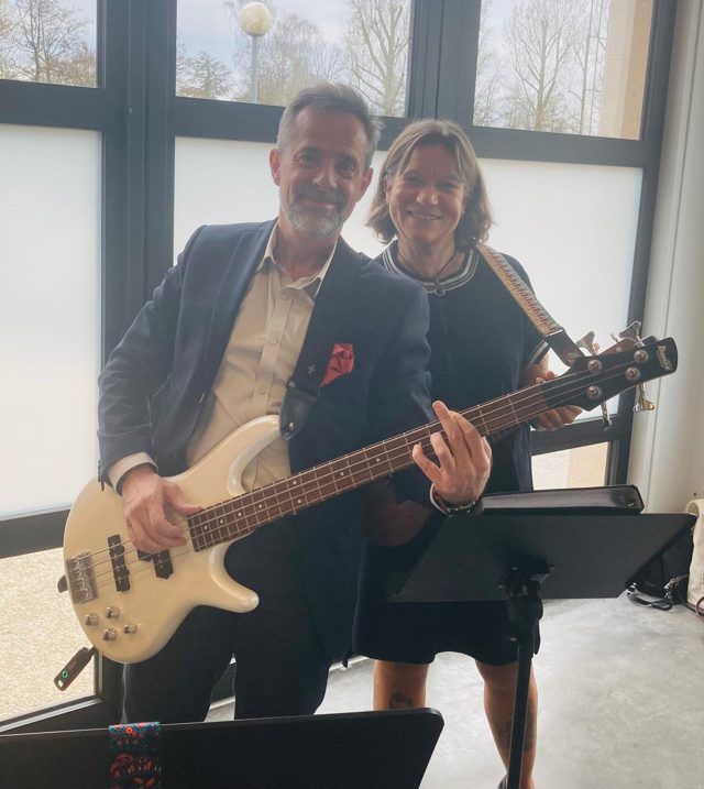 Un duo de sourires et de cordes