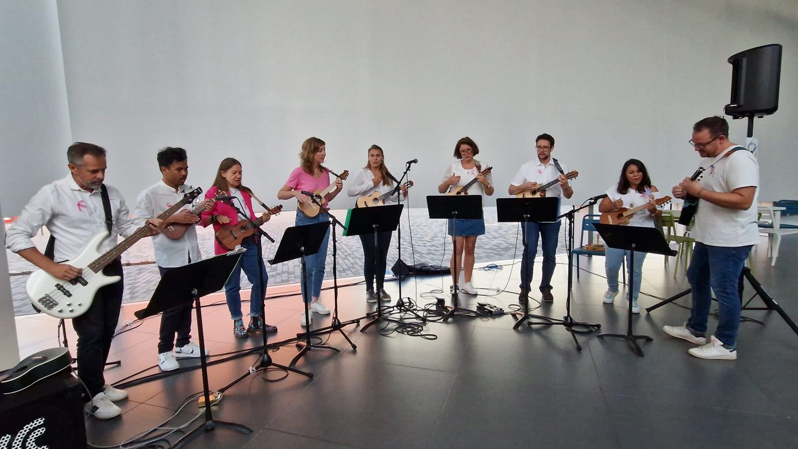 La bande au complet, rubans roses sur la chemise