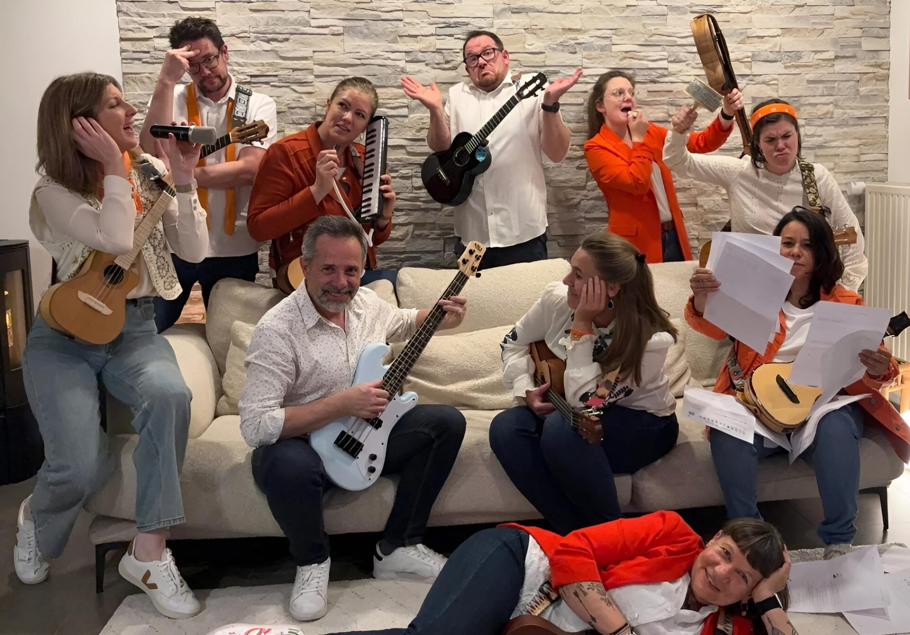 Les Uku'Potes réunis autour d'un canapé, instruments en main